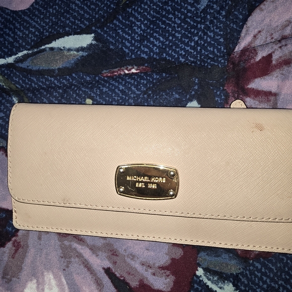 Michael Kors Beige Wallet with Gold Accents - Picture 1 of 2